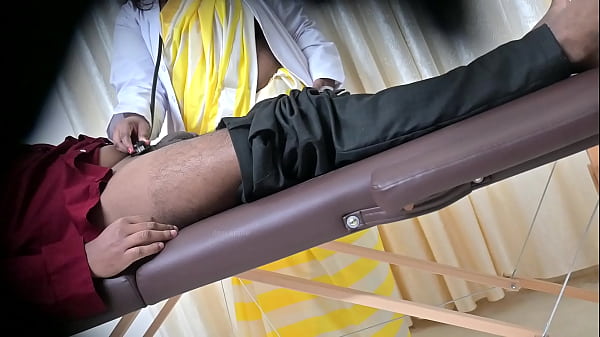 Médico famoso revisando la parte privada de la paciente y satisfaciendo su deseo sexual