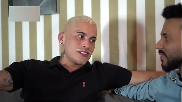 Raccontare a mio cugino cosa ho combinato con il mio capo. Ci siamo eccitati e abbiamo avuto un bello scambio. - Completa