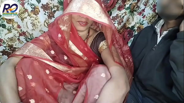 Toller Sex mit Bhabhi im roten Saree und nach dem Ausziehen der schwarzen Bluse Gelegenheit, die Brüste zu quetschen und Claire Vais mit Hindi-Audio in den Arsch zu ficken