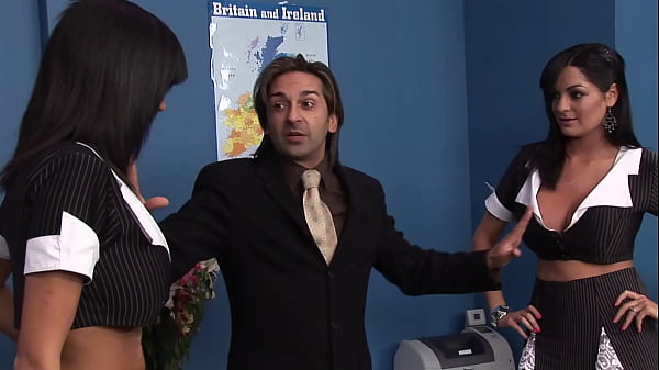 Kit e Kat: 2 gemelle troie scopano in un trio in ufficio