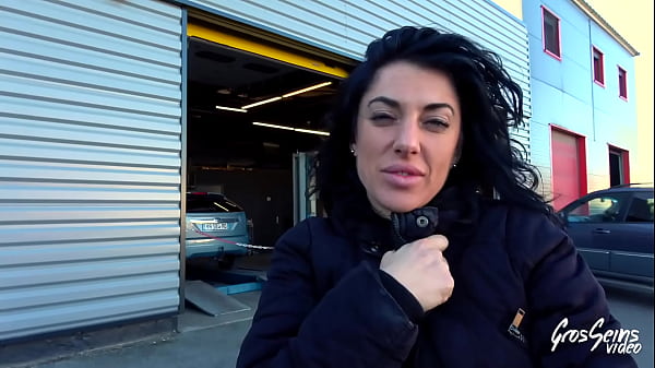 Sabrina veut une bite dans le cul et l'_autre dans la chatte