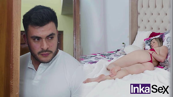 Joven mexicano espía a ama de llaves rusa mientras su mujer va a trabajar