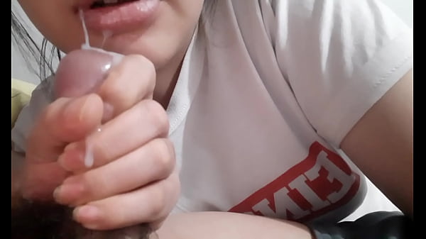 La petite amie de Pinay donne un joli coup à la bite de son homme