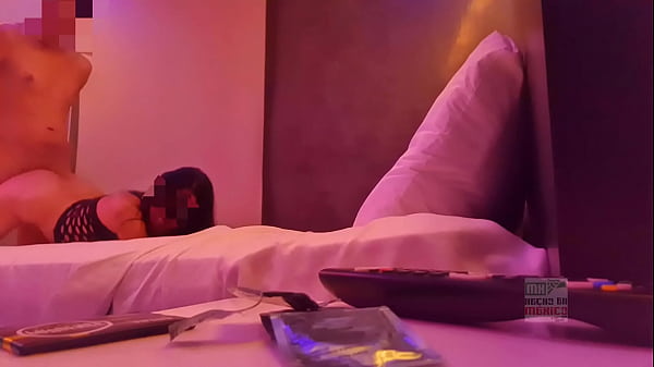 Karlita Hotwife se fuma un gallo, sienta a su marido en una silla, se pone liguero negro y me coge frente a el 2