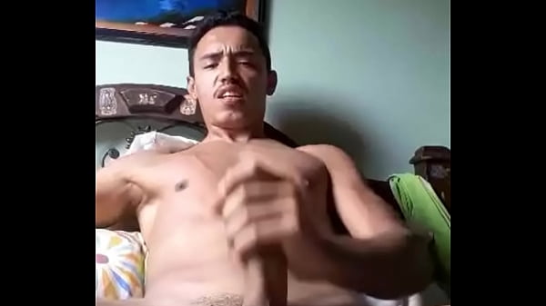 Recopilaci&oacute_n de joven moreno bronceado sacando su leche parte1