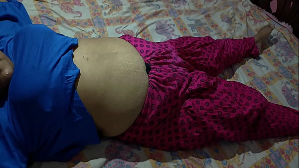 Un garçon du service de chambre s'amuse avec de chaudes mères étudiantes MILF