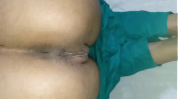 Indische Desi-Freundin zieht Kleidung aus und Doggystyle. Arschfick zum ersten Mal. Ausziehen und süße Muschi zeigen