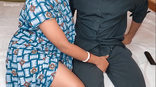 Desi Bhabhi Riya s'est fait baiser par un voisin qui trompe son mari