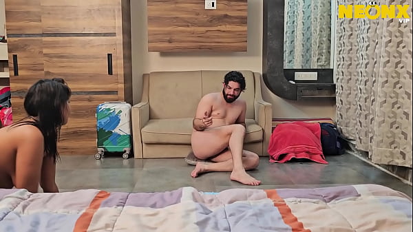 DESI-FRAU GIBT IHREM EHEMANN IHREN SEXY ARSCH BEIM HARDCORE-SEX IM BADEZIMMER