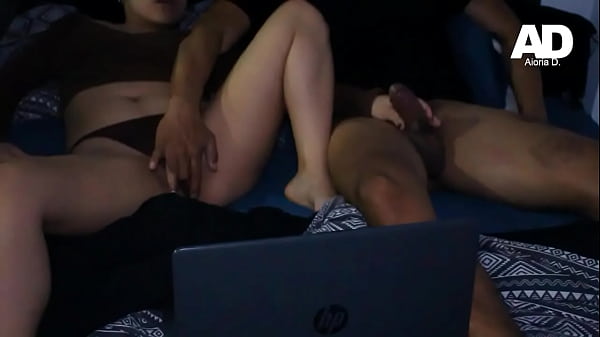 Los hermanastros ven porno juntos y se ponen cachondos "No le cuentes esto a mi novio"