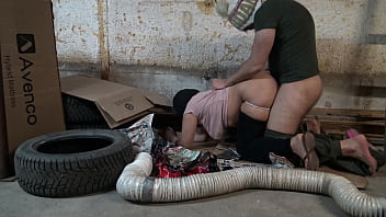 Süße obdachlose französische MILF, großer Schwanz im Arsch