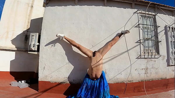 La déesse Sissy en robe transparente exerce sa magnifique bite, son cul et son bord [4K 240 FPS