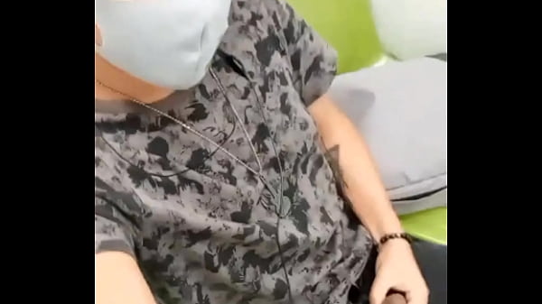 Joven exhibicionista en el vag&oacute_n del metro en CDMX