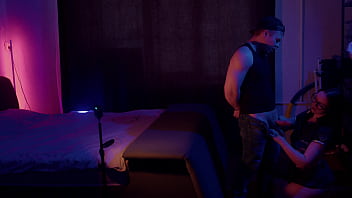 Lüsterner Ehemann pisst seiner Lady auf die Titten und fickt sie in den Arsch.