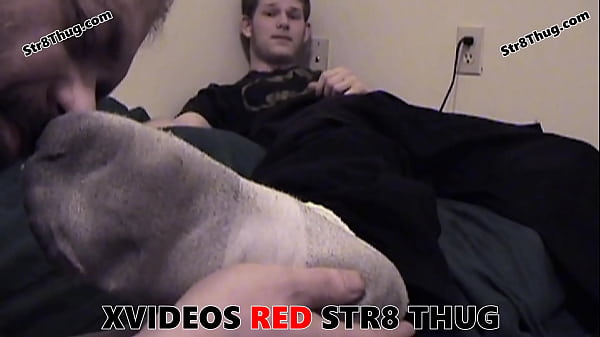 Le presento a mi esclavo maricón cachondo y desagradable a mi amigo y lo humillamos con calcetines apestosos de universitario