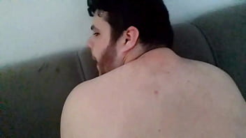 Un ragazzo etero ha mandato un messaggio al numero sbagliato e ho finito per chiamarlo per scoparmi