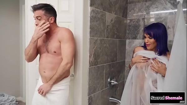 TS Foxxy wird vom Stiefschwester-Ehemann ohne Sattel gefickt