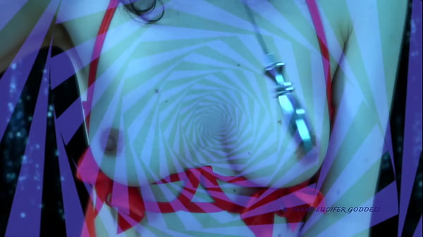 性感的黑发青少年脱衣舞