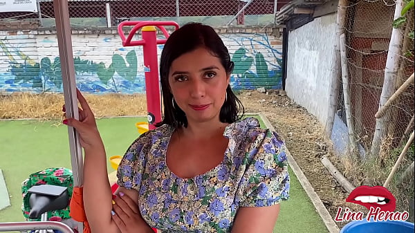 Uno sconosciuto invita il venditore di succhi a casa sua per potergli succhiare il cazzo in cambio di denaro e gli farà il miglior pompino della sua vita fino a ingoiare tutto il suo sperma.