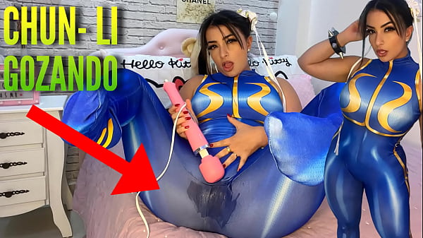 Sexy Cosplay-Mädchen, verkleidet als Chun Li von Street Fighter, spielt mit ihrem Htachi-Vibrator, wichst und durchnässt ihr Höschen und ihre Hose, Ahegao