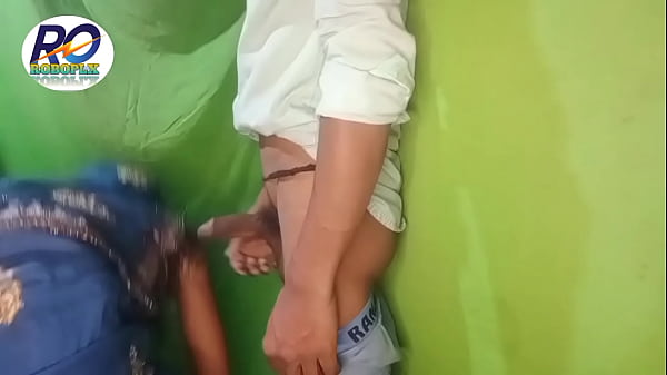 Le mari et la femme desi ont tous deux baisé durement en levrette, ont soulevé le sari et ont baisé en audio hindi