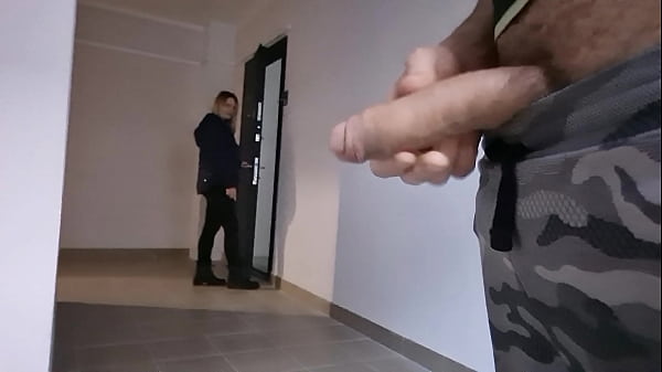 Ein Mann zeigt einem unbekannten schönen Mädchen einen großen Schwanz