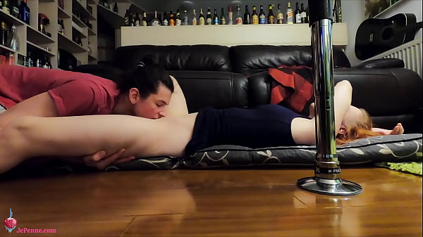 Romance On The Floor - Scopata lenta, orale, diteggiatura, pompino e qualche bella azione sul divano con noi che scappiamo via alla fine lol