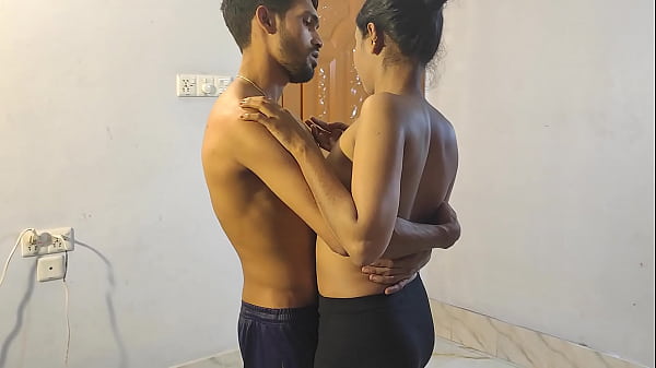 哈尼夫和阿多里 - 丈夫带着坚硬的大鸡巴回家，操他青少年的妻子，硬德西可爱的性爱