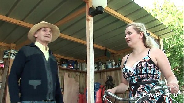 Hübsche kleine Schlampe mit großen Titten und großem Arsch bei einem Dreier mit Opa