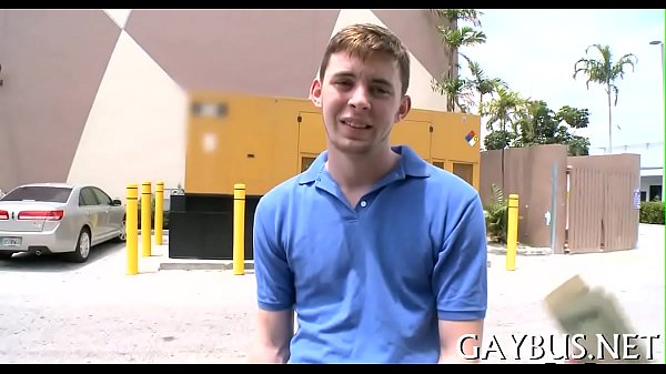 Junge homosexuelle Jungs werden in den Arsch gestochen