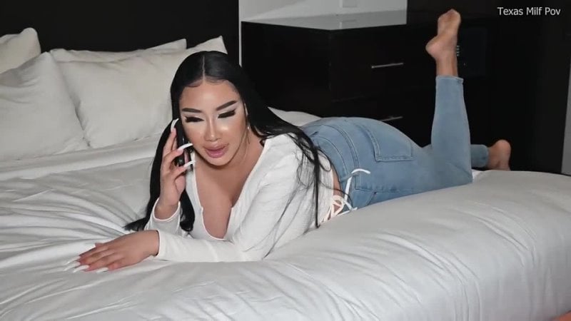 Le garçon baise une fille asiatique courbée, sexe de garçon faux cul gros cul gros seins porno seins gros seins asiatique trentenaire fille pov maison hanche sperme (chaud et excité)